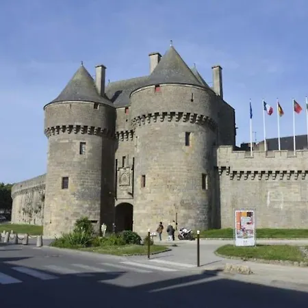 2 A 4 Pers, Remparts De * Guérande